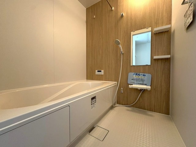 5号棟　一日の疲れを落としてくれる浴室は高級感溢れるカラーと大きさ・柔らかな曲線で構成された半身浴も楽しめるバスタブが心地よさをもたらします。