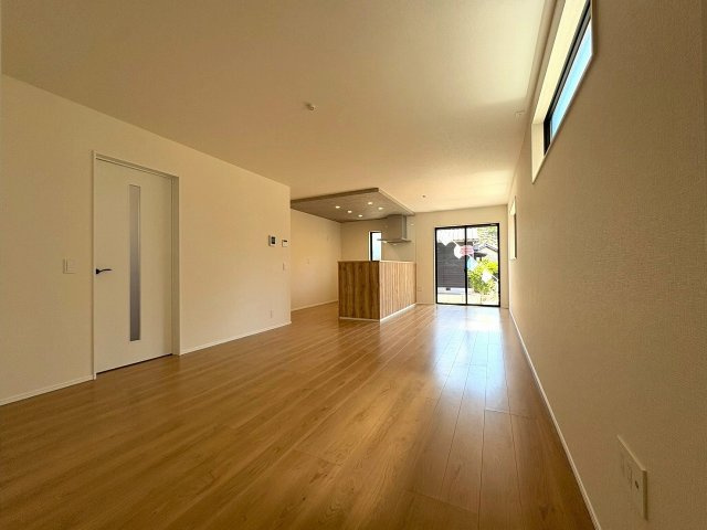 5号棟　気持ちの良い陽射しの射し込むお部屋は、ついついお昼寝してしまいそうになりますね。