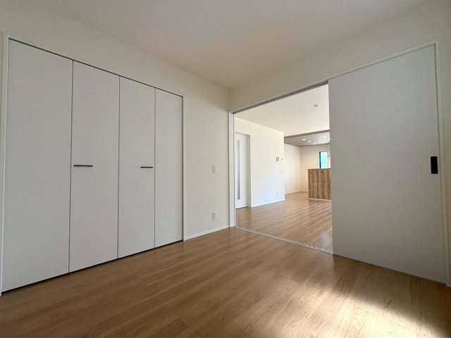 5号棟　落ち着いた雰囲気のお部屋で、休日には趣味や、リラックス時間を楽しんでみるのもいいですね。