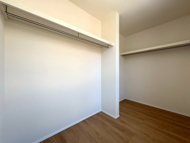 5号棟　大容量のウォークインクローゼットがあり、季節物のお洋服もしっかり収納できます。　充実した収納量でお部屋のスペースを有効活用できます。