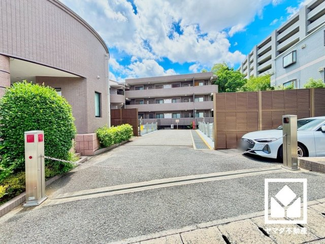 敷地内に駐車場を設置（月額10000円～18000円）。出入口は防犯性に配慮されたロボットゲート付き。空き状況等の詳細は弊社スタッフまでお気軽にお問い合わせください。