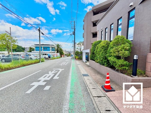 宅配ボックスも設置されています。留守中の荷物もスムーズに受け取れます。