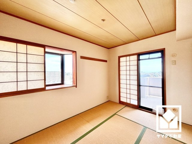 約6帖の和室です。出窓付きで明るくメリハリのある空間になっています。温かみのある畳のスッキリとしたデザインが、暮らしを心地よく彩ります。