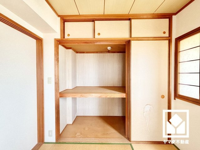 大きな押入れなので整理整頓しやすいです。お客様用の座布団や寝具などもすっきり片付きます。