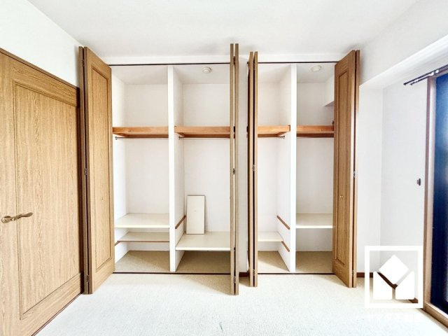 新たに家具を買わなくても良いので、ハンガーパイプ付きのクローゼットは嬉しいですね。棚も多く、整理整頓がしやすい設計になっています。