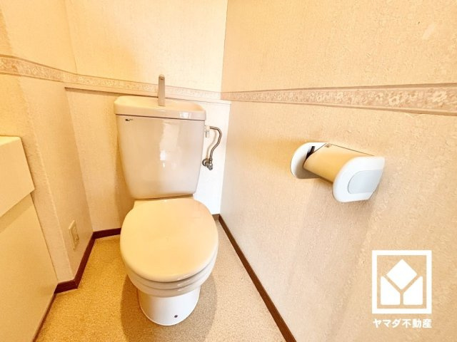 明るく清潔感溢れるトイレです。手洗いが別になっているので、衛生的に使えます。