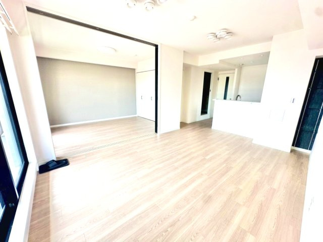 約12.9帖のLDKです。対面キッチンに2部屋繋がっております。是非現地ご覧ください♪