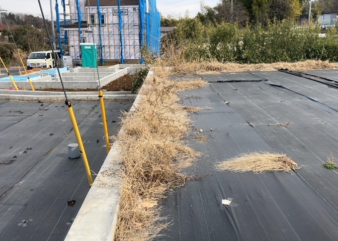 家を建てる場合、方位は要チェックです。現実的に日当たりのよい家ならばリビングは南側、建築基準法でも北側に当たる家への配慮は求められています。土地を見学に行く際は、方位磁針を持って行くようにしましょう。