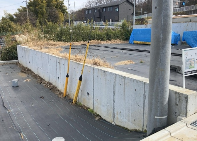 土地の前の道路に消火栓が設置されていることがあります。この場合、道路交通法第45条第1項により、駐車禁止の場所が指定されています。そのため、車庫などの駐車スペースをつくることができない場合があります。