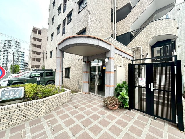 マンションのエントランスには、もともと風よけや防犯の役割がありますが、マンションによって宅配ボックスなどの設備が備わっている所もあります。日々の生活をイメージしながら生活しやすさをチェックしましょう。