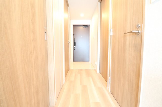 【玄関・廊下】廊下で仕切られた独立性の高い間取りプランです！