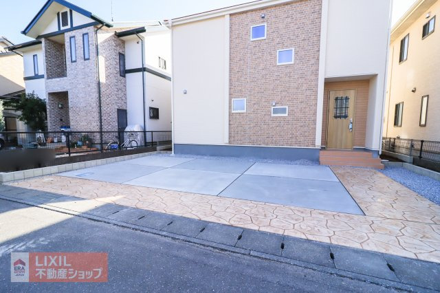 ゆったりとした駐車スペースです。実際のお車の車種とあわせて現地でご確認ください。