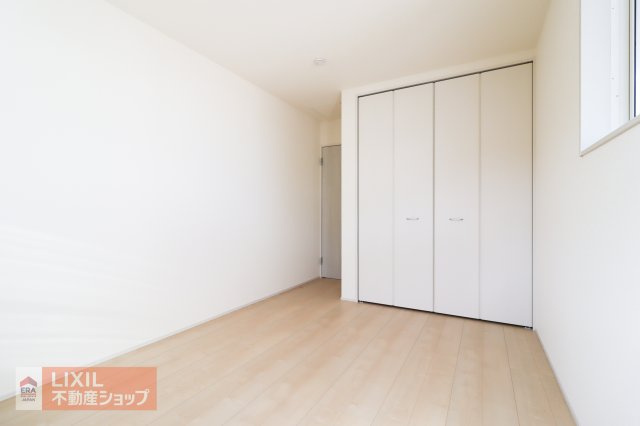 ベッドと勉強机を置いてちょうどいい広さです。各居室に収納スペースを完備しているので、収納家具を置かずにお部屋が片付き、すっきりと使えます。