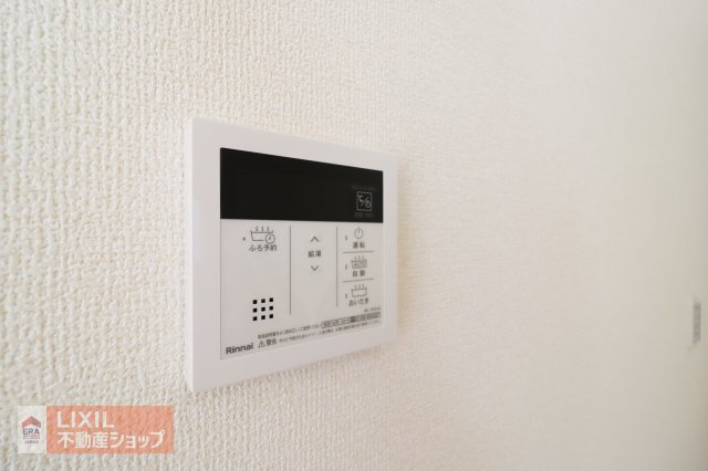 オートバスリモコンです。スイッチ1つで一定量の湯を浴槽に張ったり、保温や追い焚きをすることができるシステムが付いています。浴室以外からでも楽々操作が出来ます♪