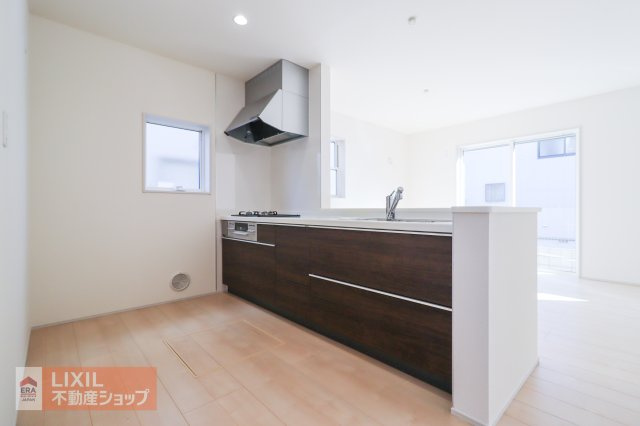 家族でのコミュニケーションがとれる対面型システムキッチンです。横一列にシンクとコンロをまとめたシンプルな形です。