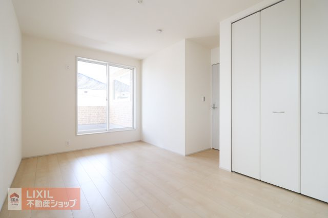 南に面した洋室は陽光ふりそそぐ明るい室内、2面採光で明るい印象の空間で開放感があります。