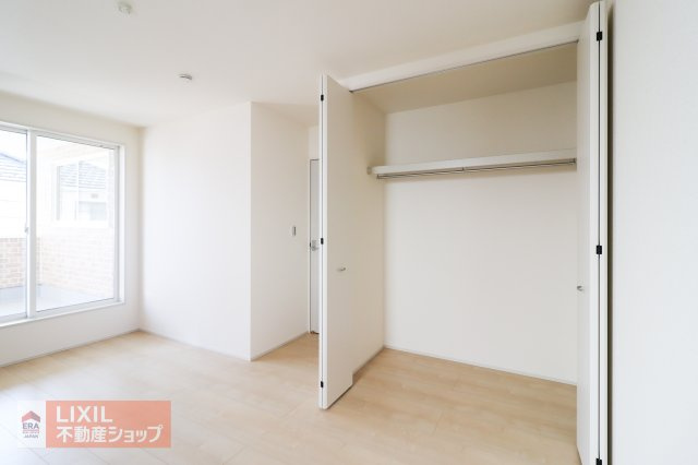 ハンガーパイプにかけられた衣類を一目で確認することができるので、探しているものが見つけやすく、必要なものもすぐに取り出すことができます。