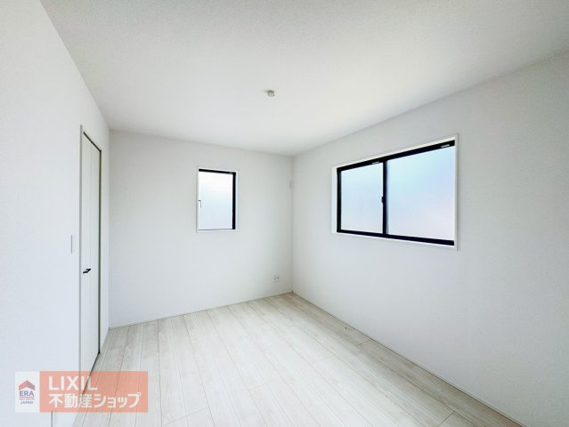 【子供部屋】2階6帖の洋室は子供部屋にいかがでしょうか。収納も付いており衣類や学用品もスッキリ片づけられます。
