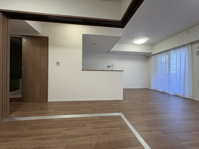 目が行き届く開放的な洋室なので子供の遊び場としても使いやすいです。