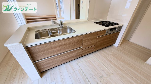 調理スペースが広く、収納も豊富なキッチン。シンプルなデザインで清潔感を感じられます。