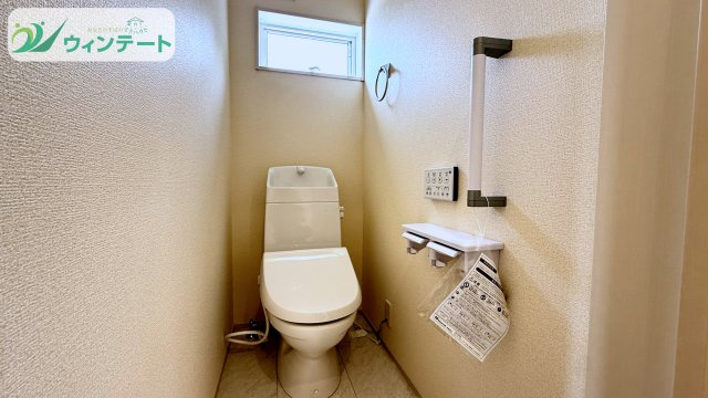 温水洗浄便座付きで快適にご利用いただけます。落ち着いた色合いで清潔感あふれる空間です。