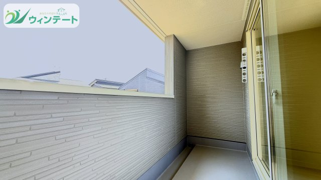南向きで陽当たりの良いバルコニー。大物の洗濯物もまとめて干せて、家事効率がぐんとアップします。