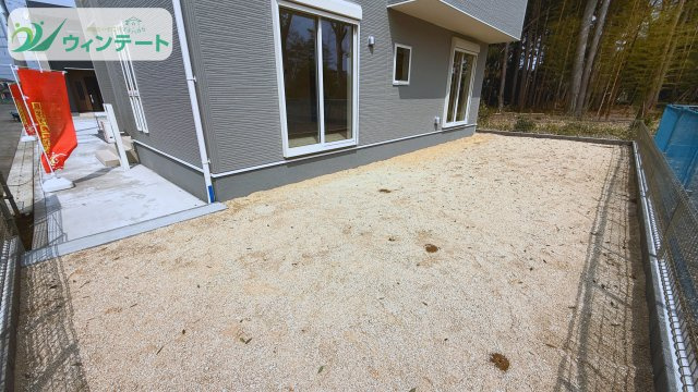 ゆとりある敷地を活かした庭スペース。家庭菜園や趣味の空間としても自由に使えます。