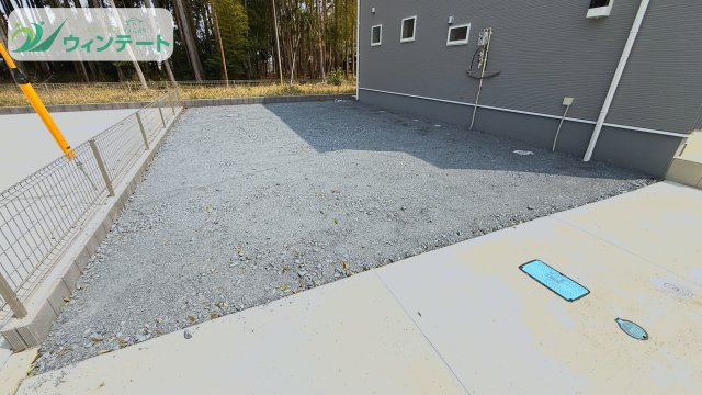 広々としたカースペースで、来客時の駐車も安心。外構も整った使いやすい設計です。