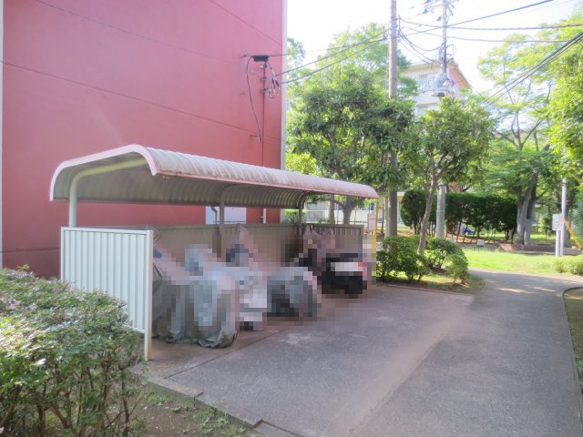 敷地内のバイク置場です！