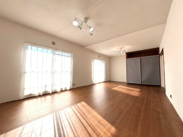 2面の大きな窓。光が踊るような明るいリビングで、心まで軽やかに。リフォーム済みです。