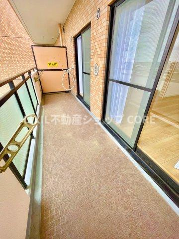 開放感いっぱいの眺望と共に光と風を享受するバルコニー。景観を眺めることができます。　