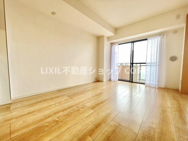光溢れる安らぎの空間。キッチンとも一体感も演出しご家族との会話も弾みます。　