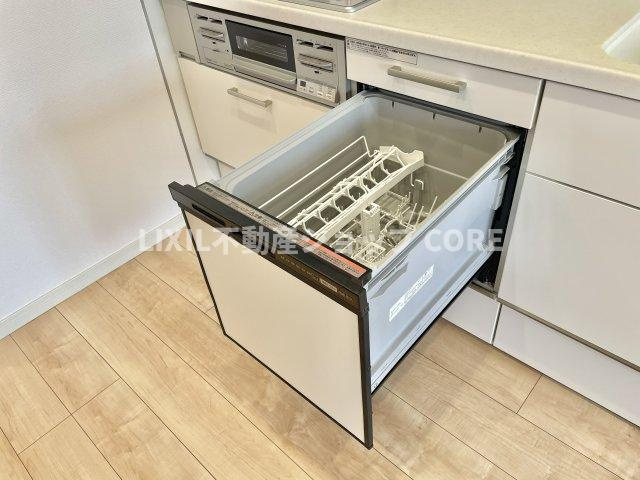 食器洗乾燥機付きで家族の食器もピカピカ。忙しい奥様には欠かせないアイテムのひとつ！！　