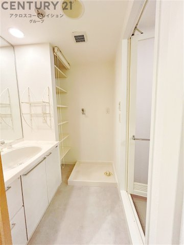 衣服の収納や脱ぎ着や整理整頓がしやすく、湿った衣類を乾燥させるスペースがありカビや臭いの発生を防ぎます。床の汚れを他の部屋に持ち込まず清潔を保つことができます。また快適な入浴環境の整備にも役立ちます。