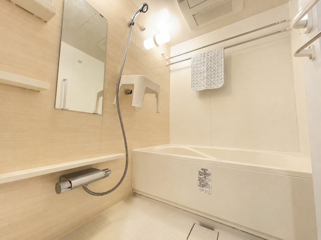 一日の疲れを癒すリラックス空間として快適な浴室。　※掲載写真中の家具・小物等はCG加工により一部削除しております。現況が異なる場合は、現況を優先とさせていただきます。