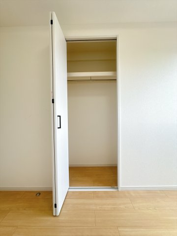 中部屋洋室/4.9帖/クローゼット付き