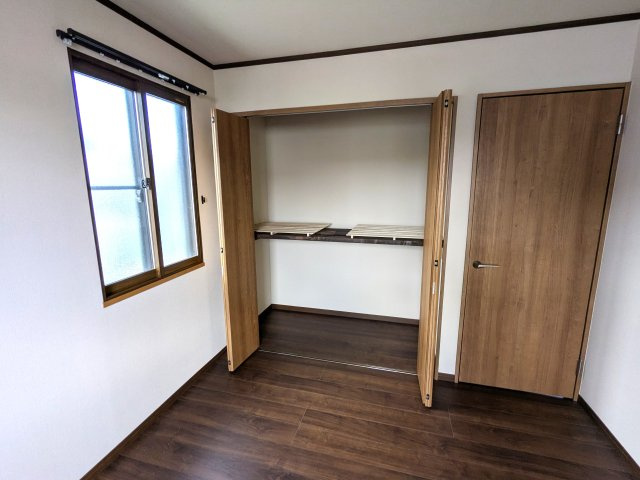 各部屋ごとに収納がございます。