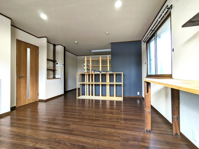 カウンターキッチンです。造作棚が付いております。