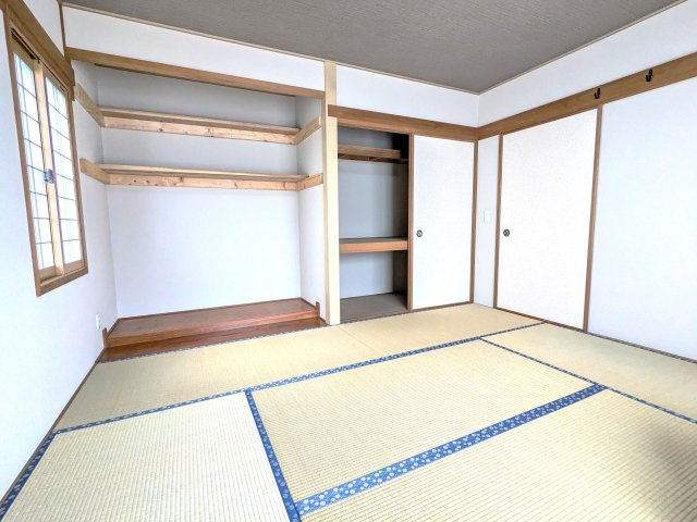 床の間と押入れのあるゆったりした8帖の和室です。