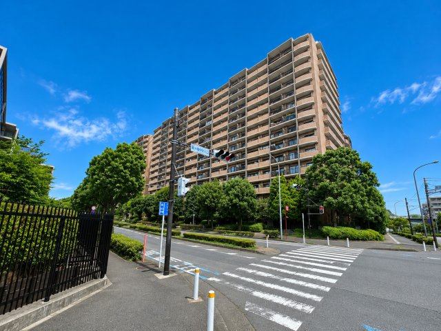 ◆爽やかな青空の下に贅沢なほどに降り注ぐ陽光、豊かな居住性と、クオリティが見事に調和した住空間は、住まうことの喜びを感じさせてくれます。ゆとりある広い敷地で開放的なお住まいです。