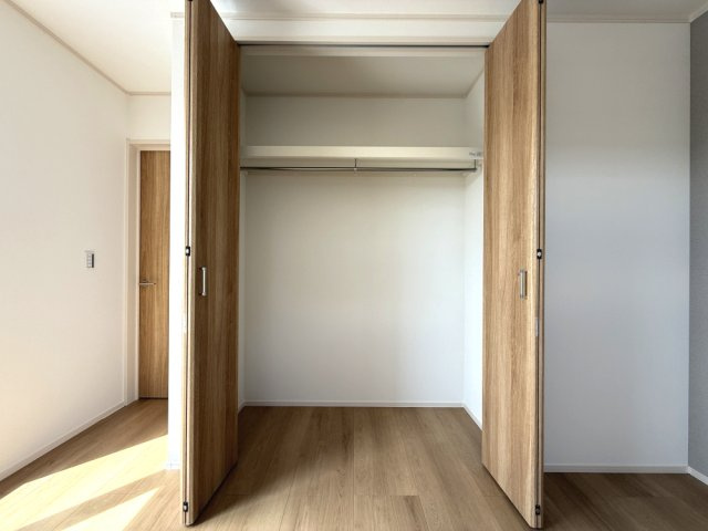 16号棟　洋室5.2帖　バルコニーに面した明るいお部屋です！寝室はもちろん、ワークスペースや趣味の空間にも最適です。