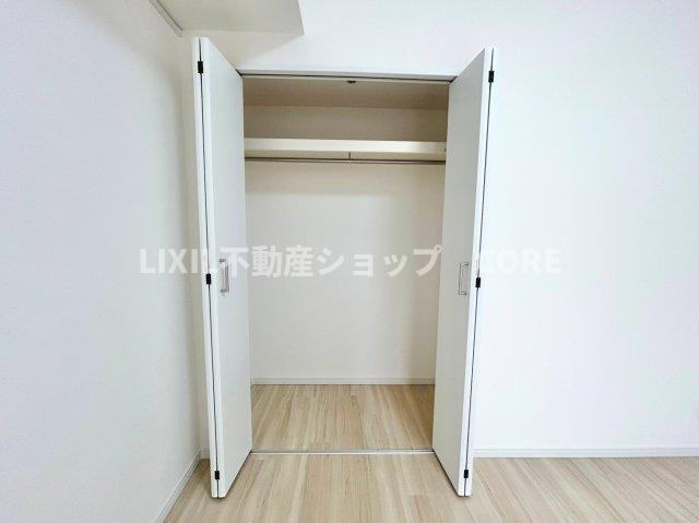 奥行きもあるので、収納ボックスをそのままクローゼットの中へ。部屋にものが出ずスッキリ。