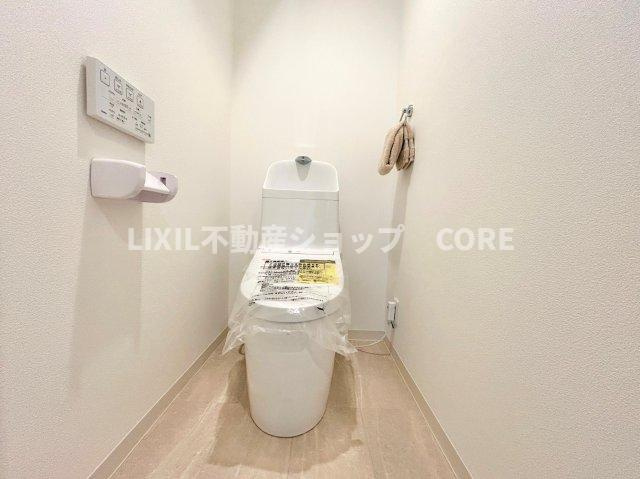 見た目もスッキリとしたデザインのトイレには温水洗浄暖房便座付き。