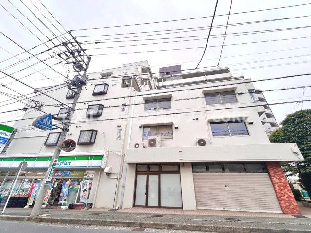 マンション1階部分はコンビニがございます。スーパーやドラッグストアも近く、お買い物便利です！
