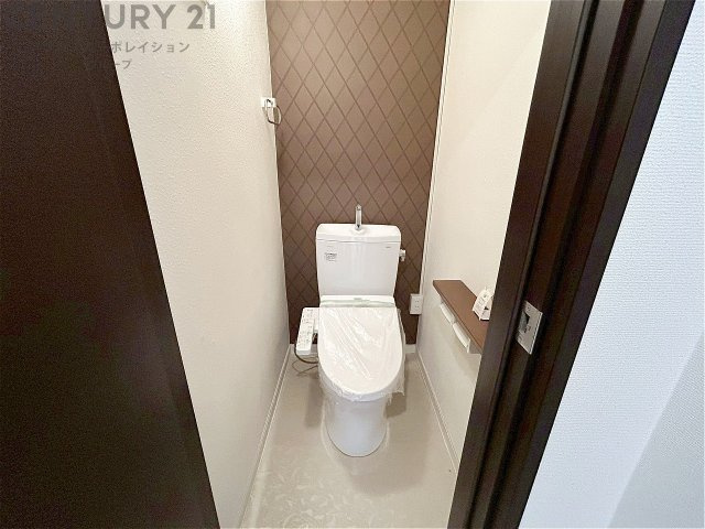 温水洗浄便座付トイレは温水洗浄機能により、暖かい水でおしりを洗浄することができ、冷たい水を使う従来の便座に比べ、温水洗浄機能で暖かいトイレを提供し、快適な使用を可能にします。　