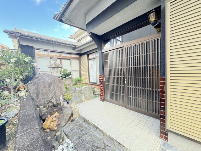 落ち着いた玄関です