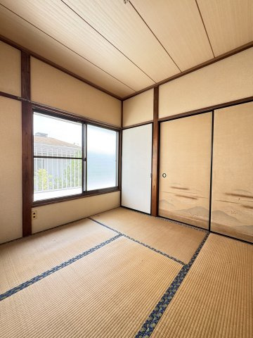 畳の香りや障子を通して入る光が心を落ち着かせてくれるリラックス効果があります。