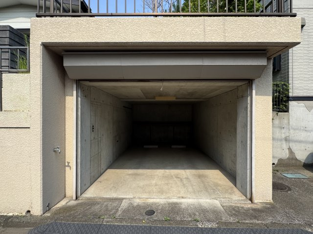 シャッター付きガレージで愛車も安心です。