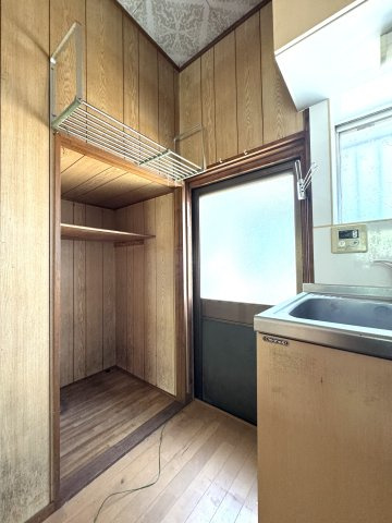 勝手口付きで熱や匂いの換気ができます。