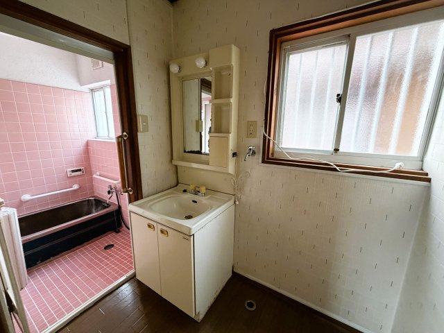 大きな窓で換気がしやすく、洗濯も快適な空間。